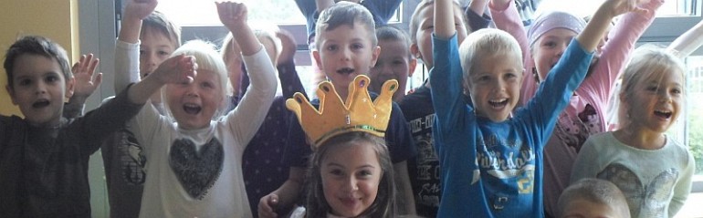 Jubelnde Kinder