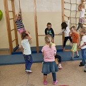 Kinder am Klettergerüst