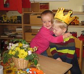 Kind wird zum Geburtstag gedrückt