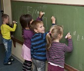 Kinder üben Buchstaben