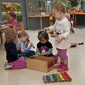 Spielende Kinder mit Instrumenten